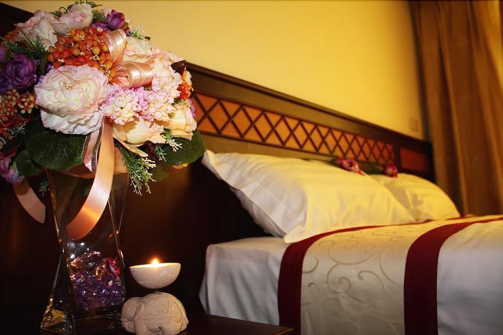 Miloft Sathorn Hotel - Sha Plus Certified Bangkok Exterior foto A bedroom at the hotel