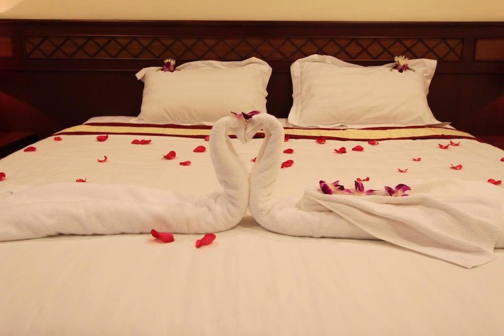 Miloft Sathorn Hotel - Sha Plus Certified Bangkok Exterior foto A bed with a towel swan