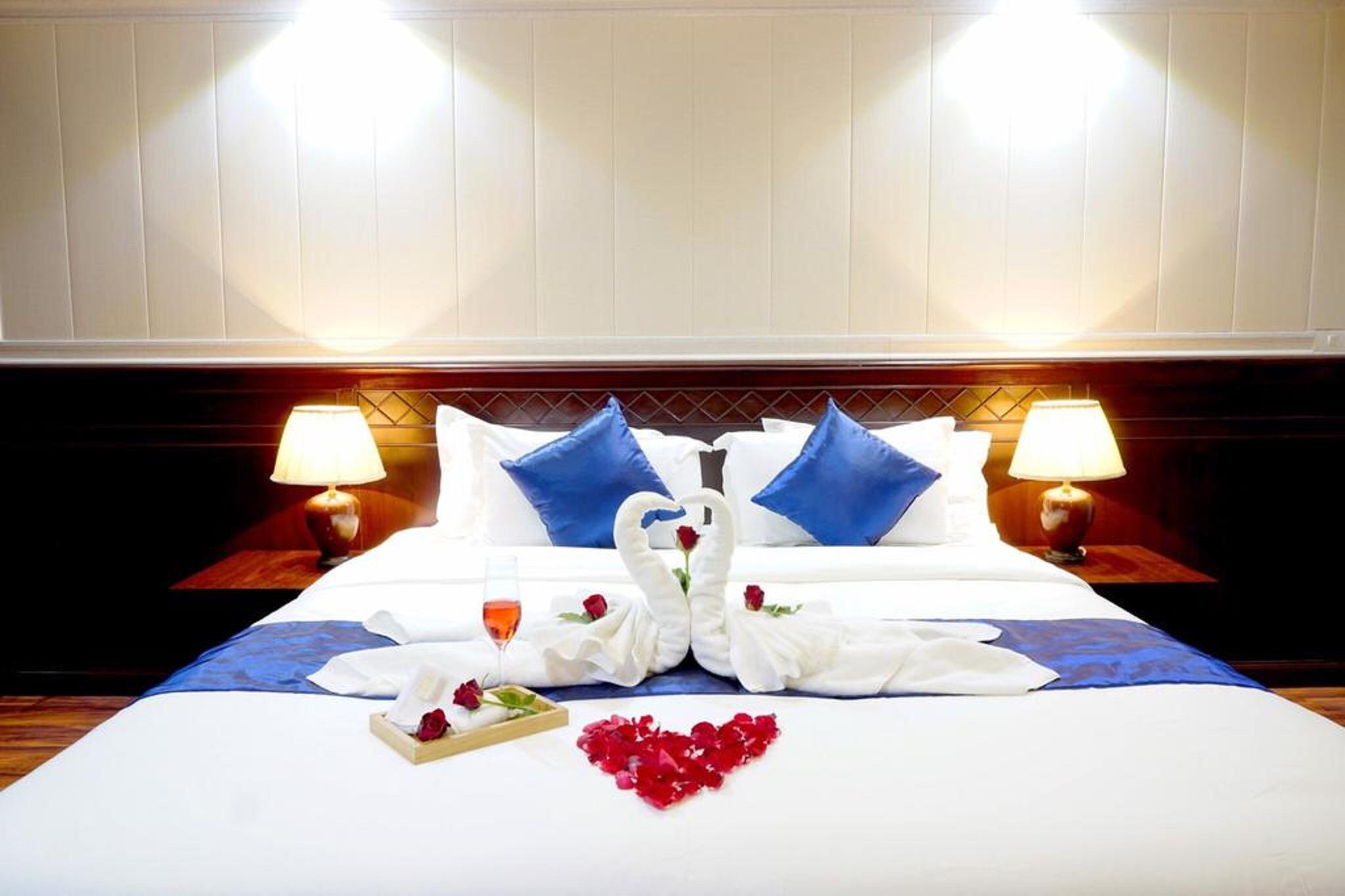 Miloft Sathorn Hotel - Sha Plus Certified Bangkok Exterior foto A bed with a heart-shaped arrangement of flowers