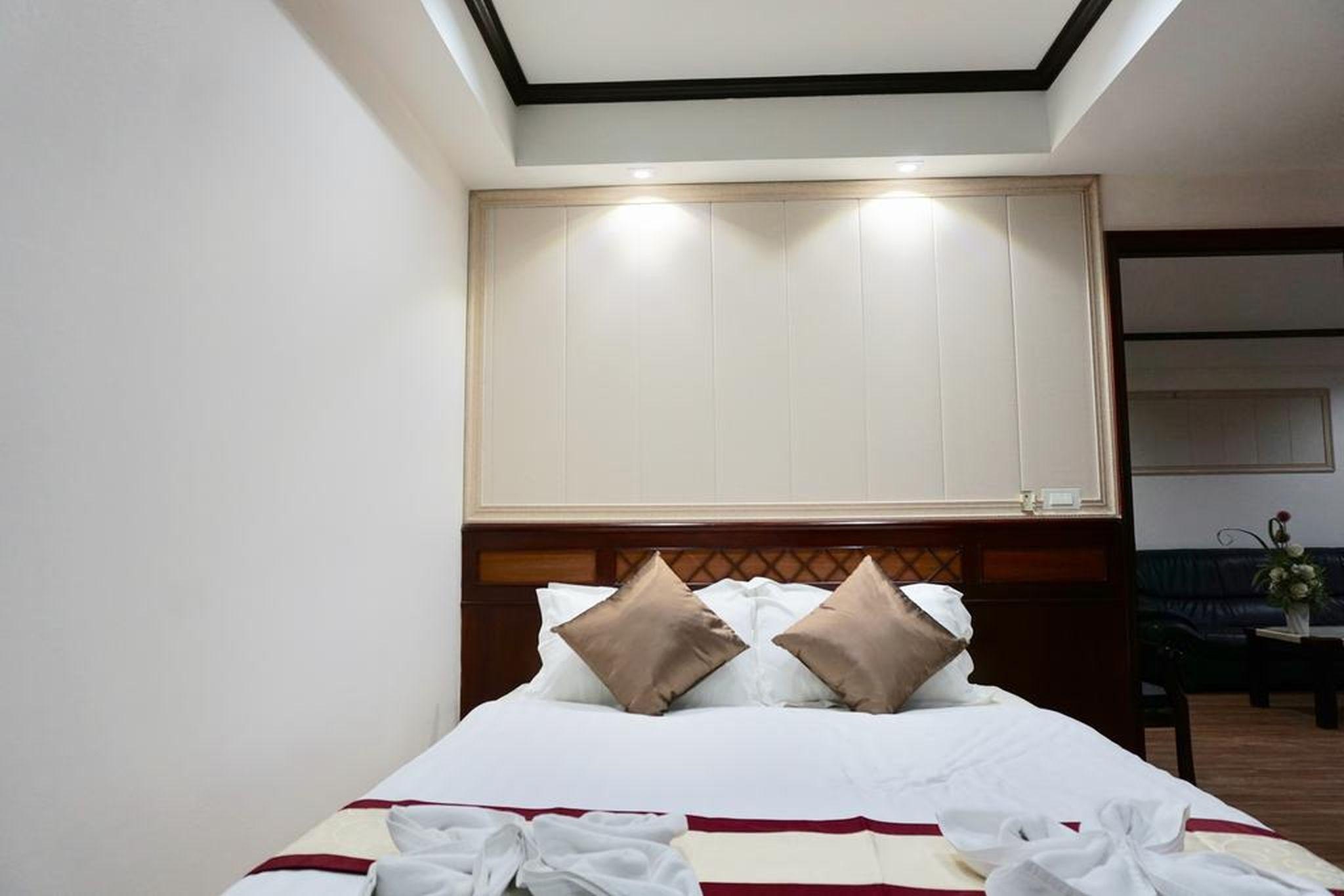 Miloft Sathorn Hotel - Sha Plus Certified Bangkok Exterior foto A bedroom at the hotel
