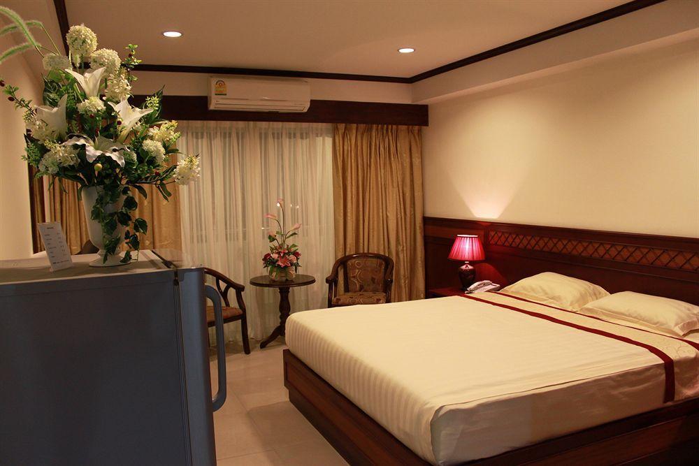 Miloft Sathorn Hotel - Sha Plus Certified Bangkok Exterior foto A bedroom in a hotel