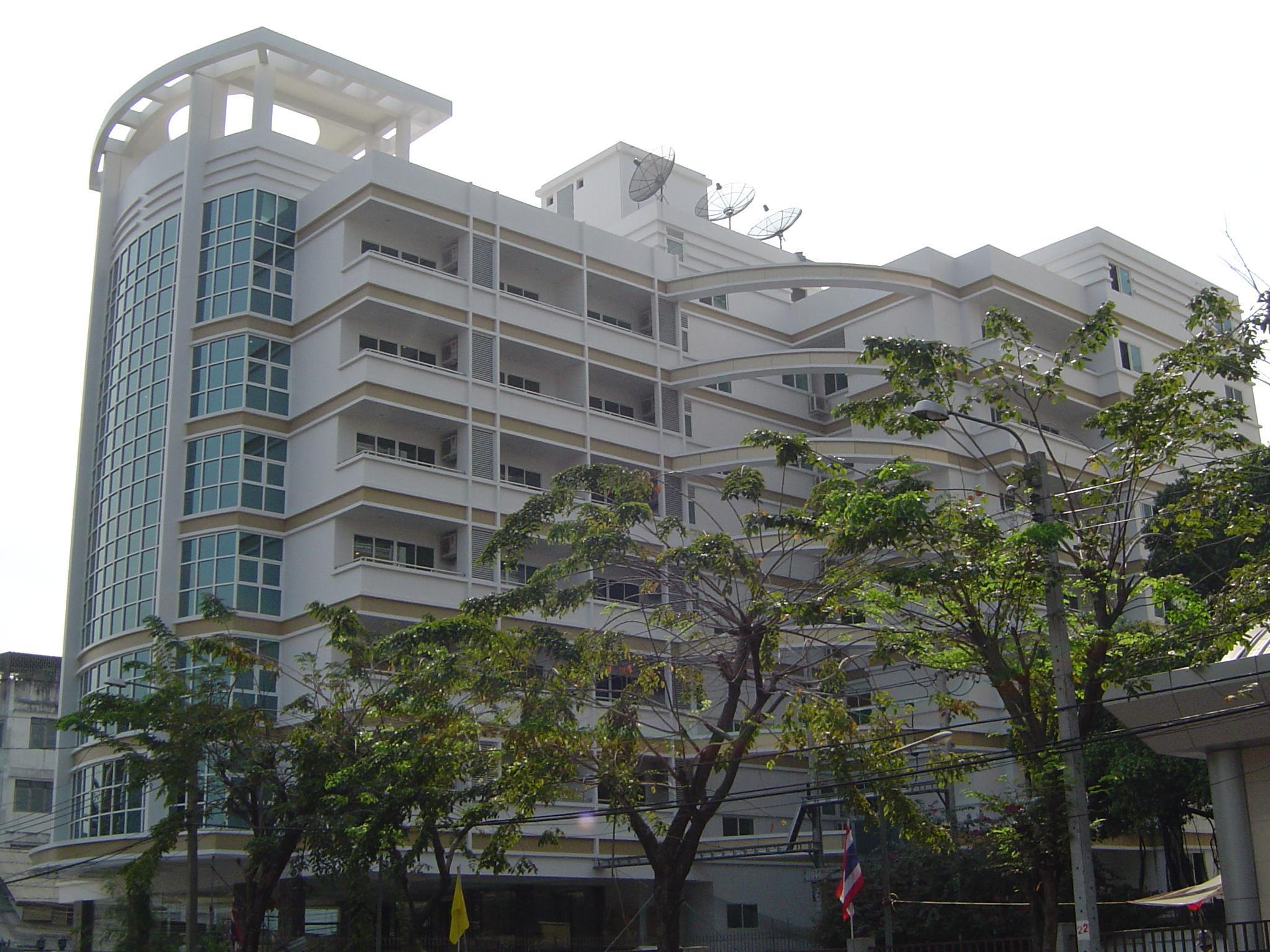 Miloft Sathorn Hotel - Sha Plus Certified Bangkok Exterior foto The new building of the university