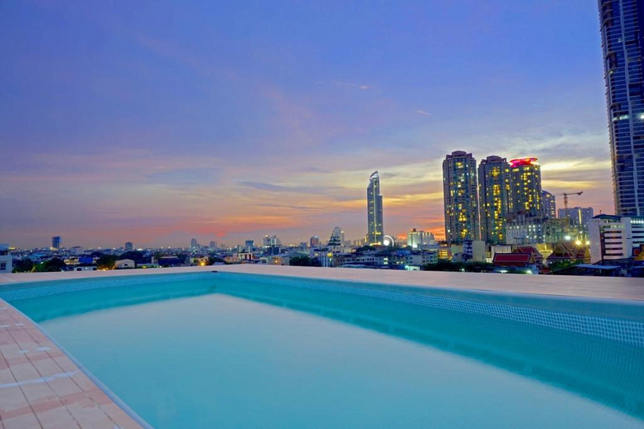 Miloft Sathorn Hotel - Sha Plus Certified Bangkok Exterior foto View from the rooftop pool