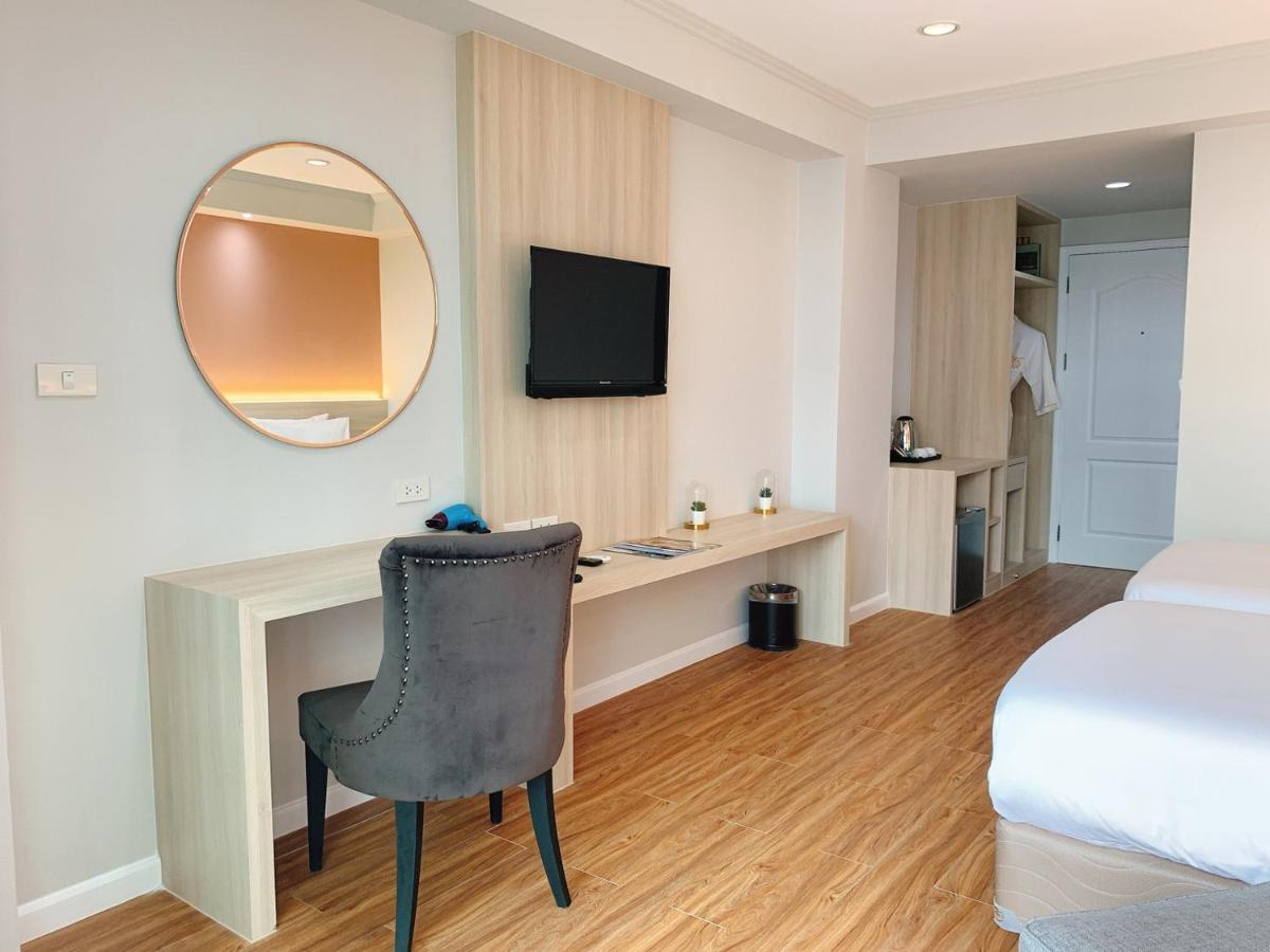 Miloft Sathorn Hotel - Sha Plus Certified Bangkok Exterior foto Deluxe Room