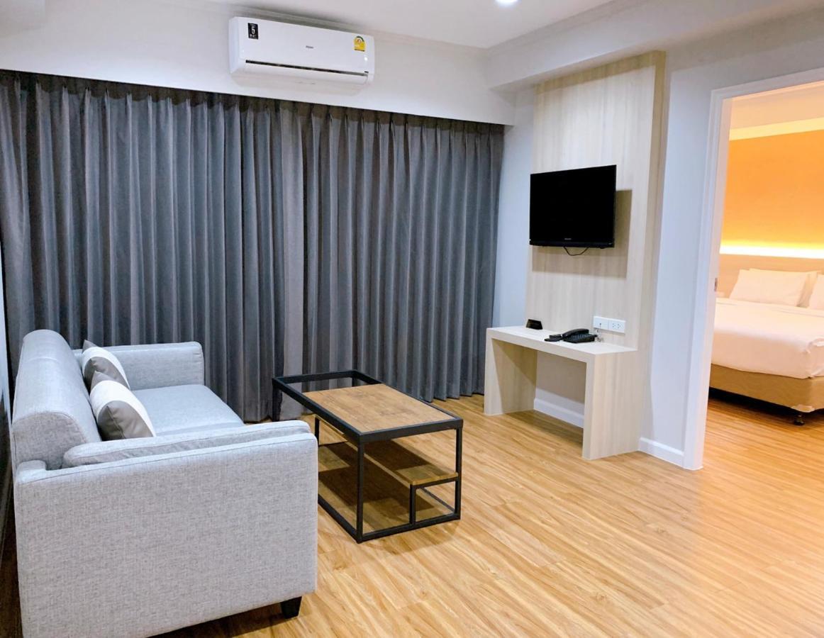 Miloft Sathorn Hotel - Sha Plus Certified Bangkok Exterior foto Living room
