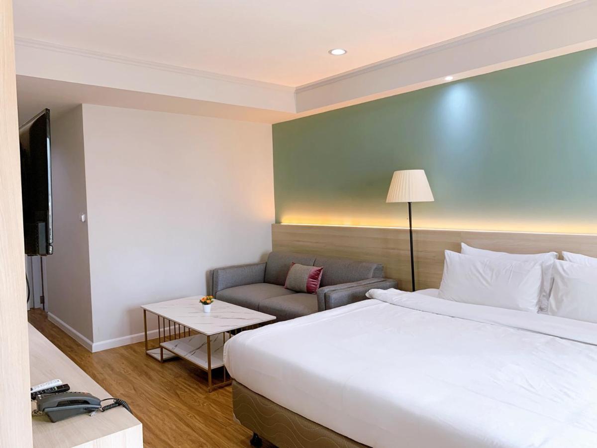 Miloft Sathorn Hotel - Sha Plus Certified Bangkok Exterior foto Deluxe Room