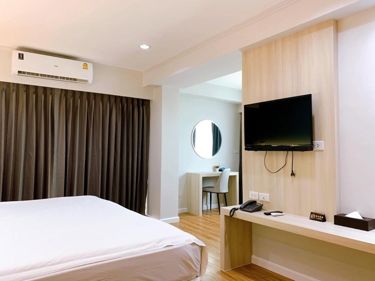 Miloft Sathorn Hotel - Sha Plus Certified Bangkok Exterior foto A room at the hotel