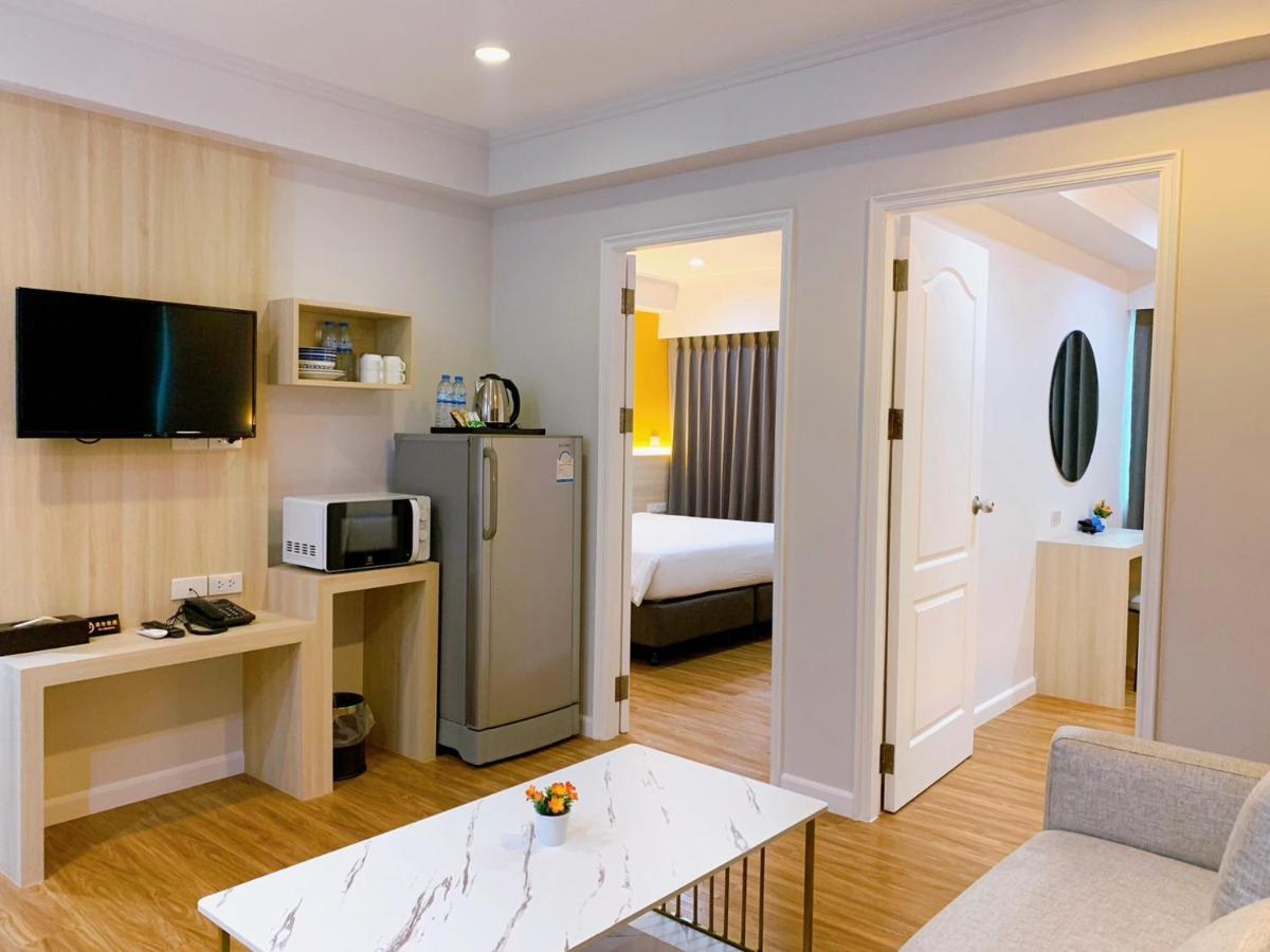 Miloft Sathorn Hotel - Sha Plus Certified Bangkok Exterior foto A typical hotel room