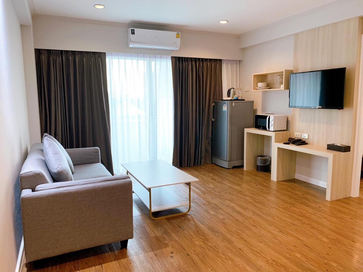 Miloft Sathorn Hotel - Sha Plus Certified Bangkok Exterior foto A typical one-bedroom apartment in Bangkok, Thailand