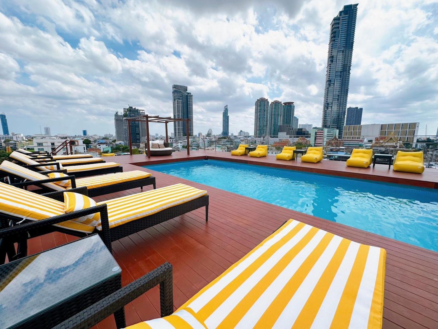 Miloft Sathorn Hotel - Sha Plus Certified Bangkok Exterior foto Rooftop pool at the hotel
