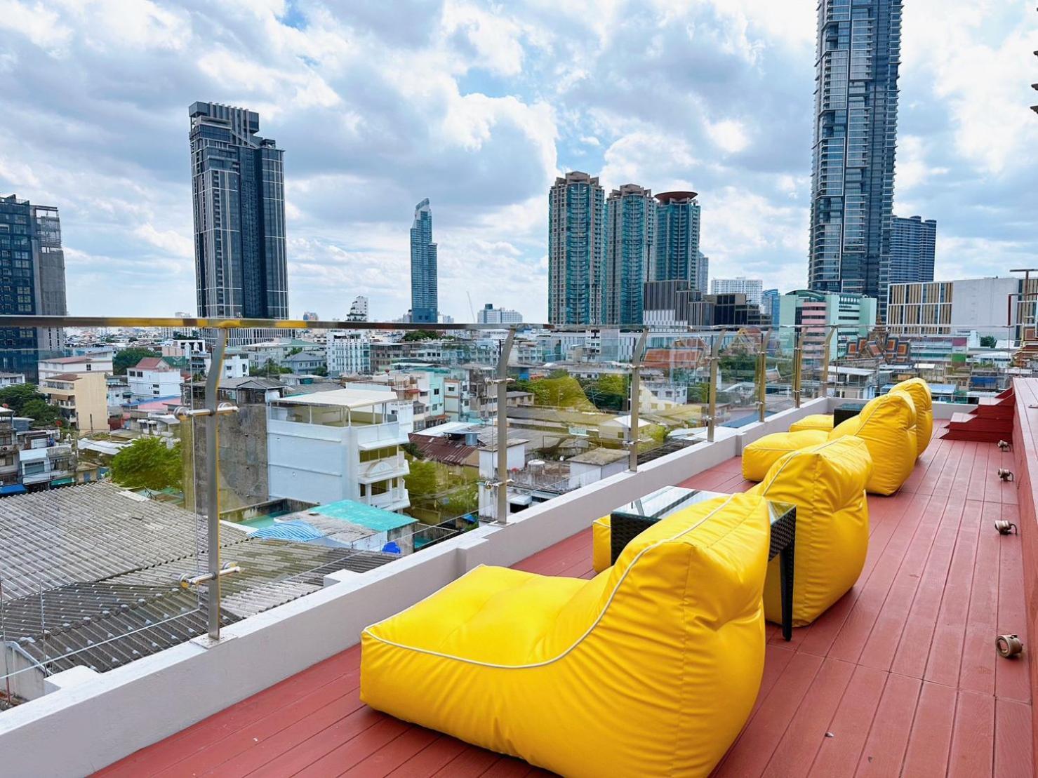 Miloft Sathorn Hotel - Sha Plus Certified Bangkok Exterior foto Rooftop bar at the hotel