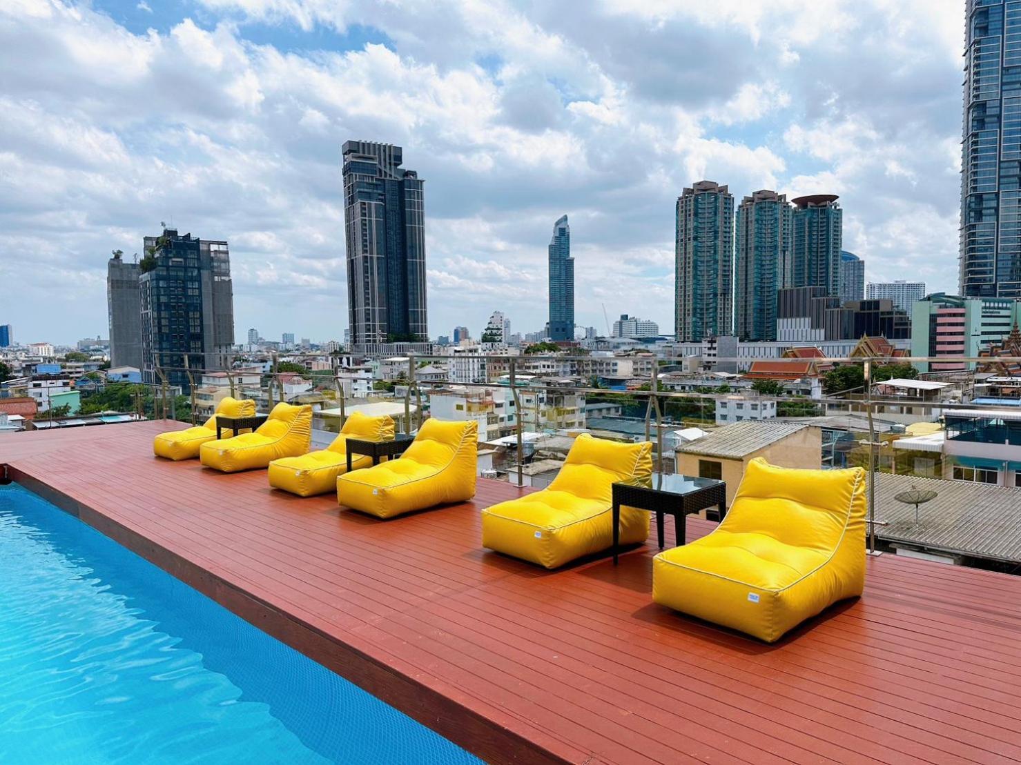 Miloft Sathorn Hotel - Sha Plus Certified Bangkok Exterior foto Rooftop pool at the hotel