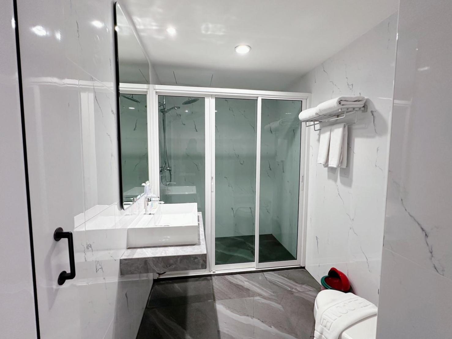 Miloft Sathorn Hotel - Sha Plus Certified Bangkok Exterior foto A shower cubicle