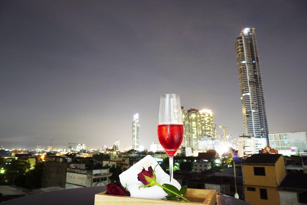 Miloft Sathorn Hotel - Sha Plus Certified Bangkok Exterior foto View of the complex at night