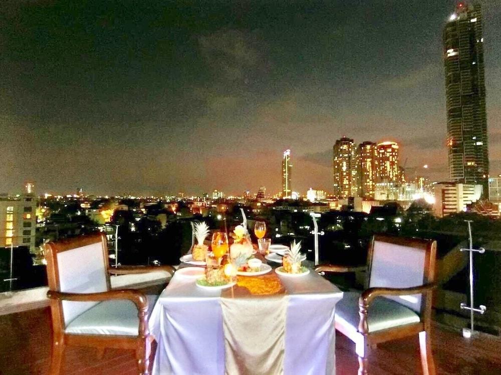 Miloft Sathorn Hotel - Sha Plus Certified Bangkok Exterior foto Rooftop bar at the Royal Paragon Hotel